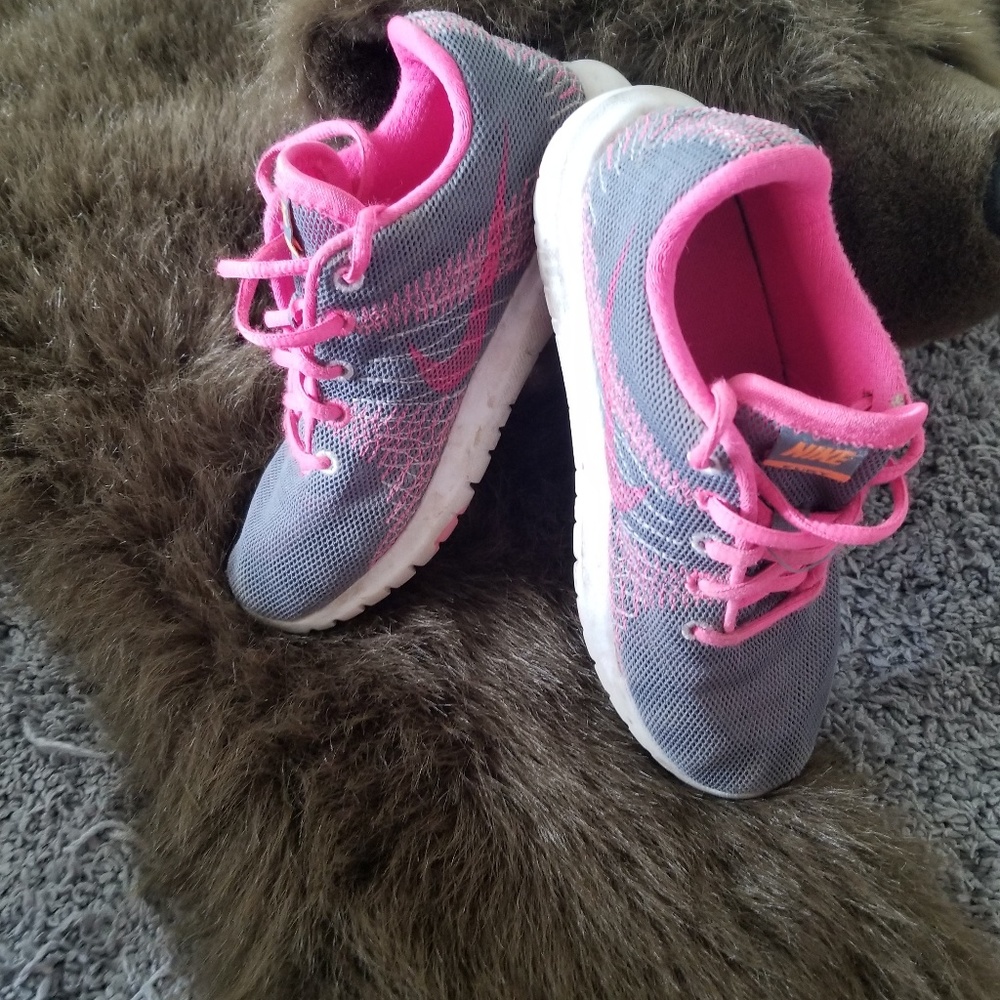 Nike girls tennishoes